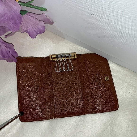 . LV Monogram 4 Key - Picture 7 of 8